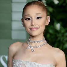 هجوم مفاجئ من معجب على #أريانا_غراندي في عرض 