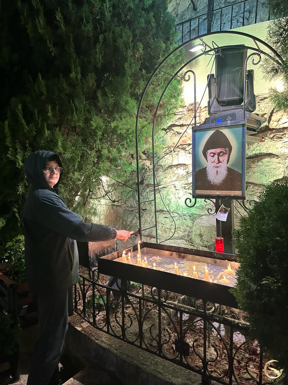 أنطوني جايمس أبو عزيز يضيء شمعة أمام أيقونة مار شربل في حاريصا قبل مسابقته في جورجيا 6 ك1