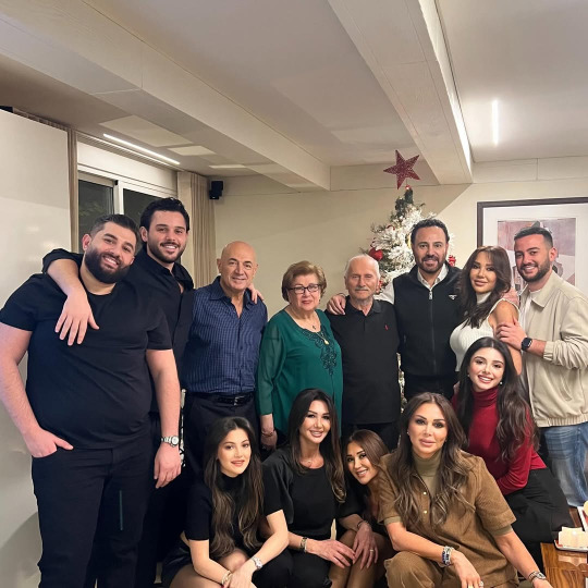 صورة عائلية تجمع عاصي وكوليت الحلاني في أجواء عيد الميلاد