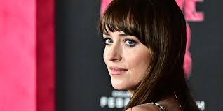 داكوتا جونسون تثير شائعات علاقة جديدة مع المغني Role Model بعد انفصالها عن كريس مارتن