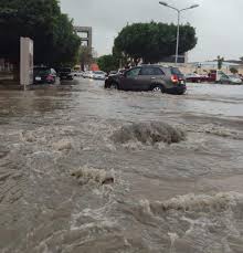 الأمطار الغزيرة غمرت شوارع جبل البداوي في #طرابلس متسببة باجتياح المنازل وإغراق السيارات