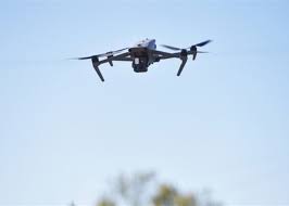 تحليق مسيرة بشكل مركز على علو منخفض فوق حارة صيدا وجوارها