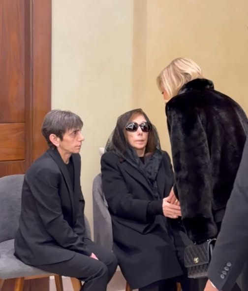 السيدة الأولى نعمت عون تحضر إلى كنيسة رقاد السيدة في بكفيا لتقديم العزاء للفنانة فيروز بوفاة ابنها هلي الرحباني