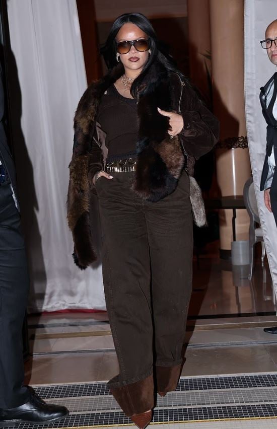 أناقة ريهانا في باريس... إطلالة أحادية اللون تخطف الأضواء