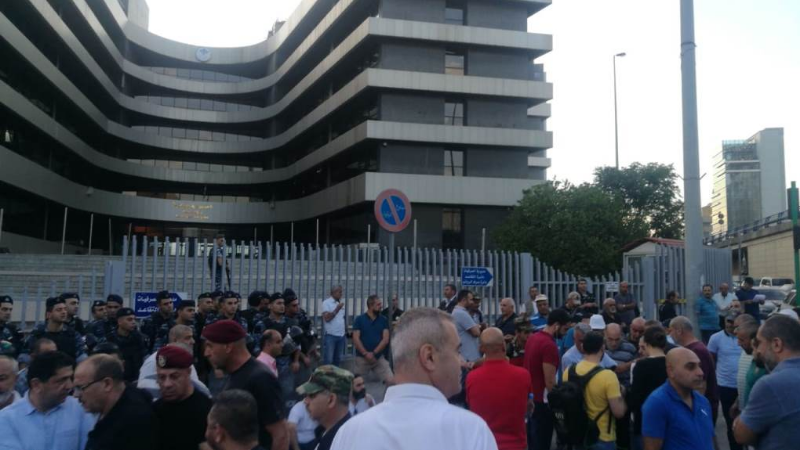 مجموعة من العسكريين المتقاعدين أقفلت خدمة الزبائن في TVA
