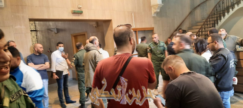 توافد ضباط ورتباء فوج حرس بيروت إلى مبنى البلدية لمنع انقعاد الجلسة البلدية