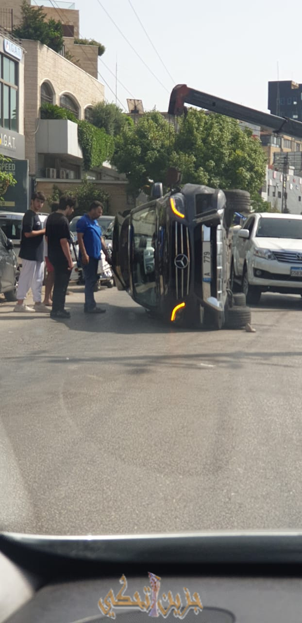حادث سير و إنقلاب سيارة رباعية الدفع على جنبها على أوتوستراد الكسليك