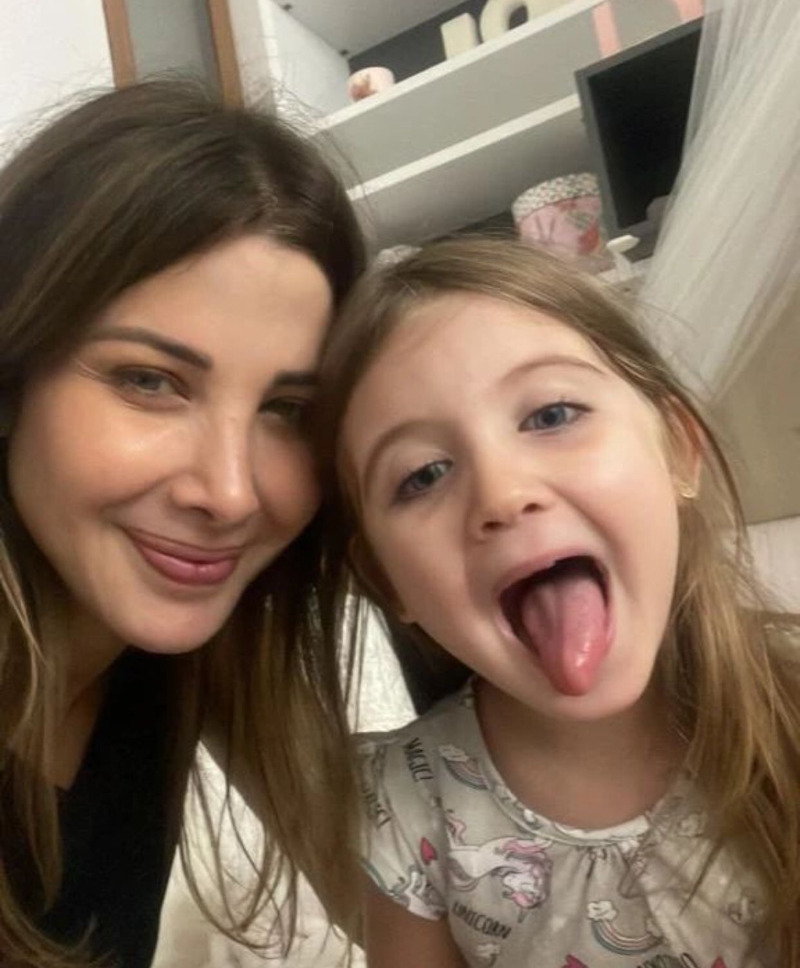 نانسي عجرم مع ابنتها " واضح إنو سهرتنا طويلة الليلة, شكلها سهرة صبّاحي"