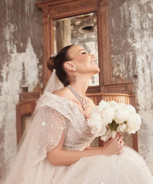 فستان غنى غندور من تصميم نيكولا جبران خلال حفل زفافها