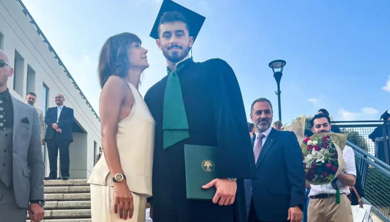 كاريس بشار خلال حفلة تخرّج ابنها