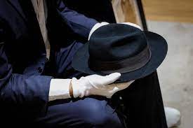 قبعة مايكل جاكسون للبيع في مزاد بباريس