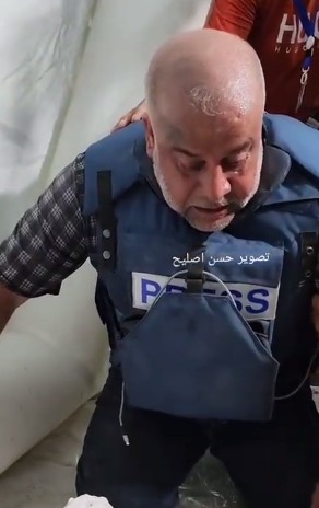 مراسل الجزيرة وائل الدحدوح أمام جثمان نجله