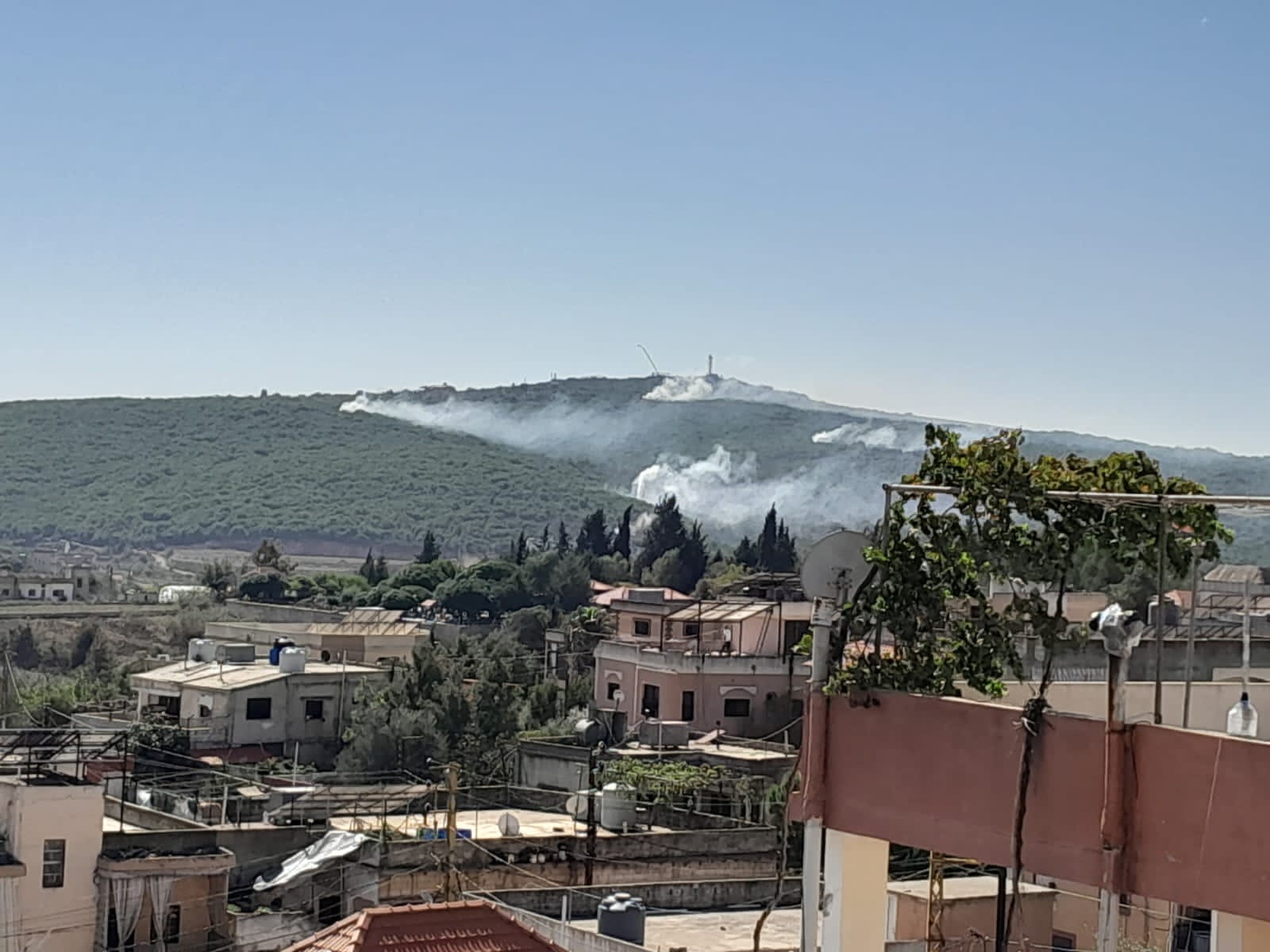 اسرائيل تحرق الأحراش جنوب لبنان بالقنابل الفوسفورية