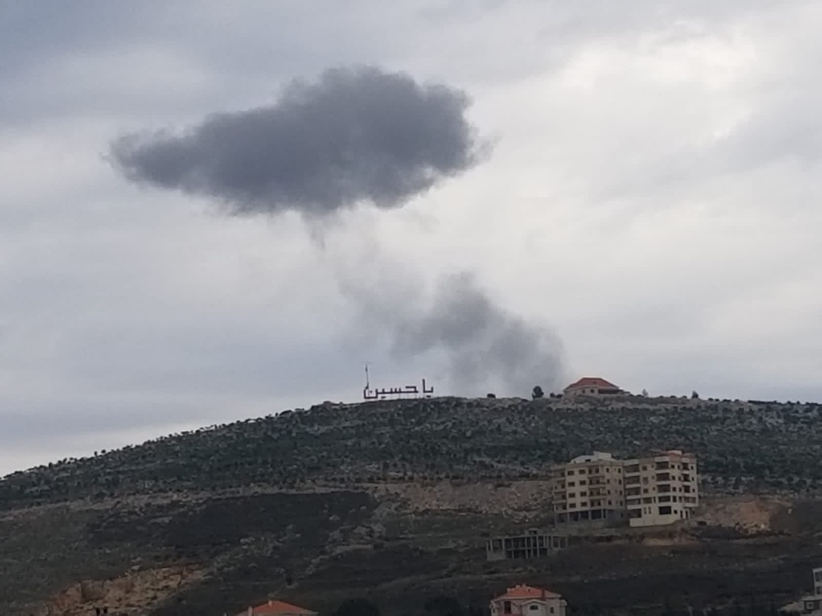 قصف إسرائيلي يستهدف منطقة المحيطة بجبل الطهرة فوق كفررمان