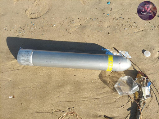 جسم غريب على شاطئ الخرايب يعتقد انه صاروخ لمسيرة