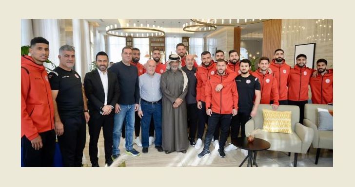 وزير الرياضة والشباب القطري يلتقي المنتخب اللبناني في الدوحة