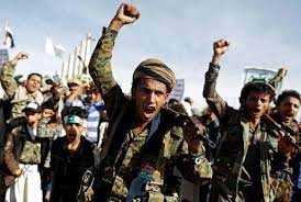 الحوثيون استهدفوا سفينة للبحرية الأميركية في خليج عدن