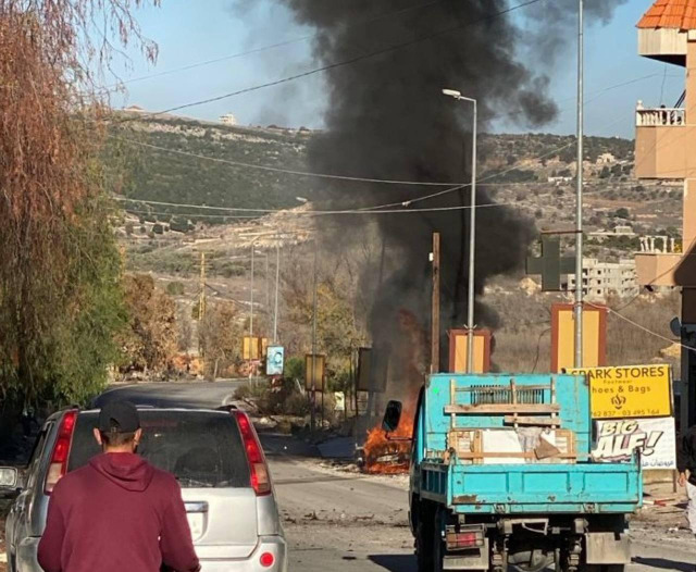 شهيد وعدد من الجرحى بينهم عناصر في الجيش اللبناني في استهداف السيارة في بنت جبيل