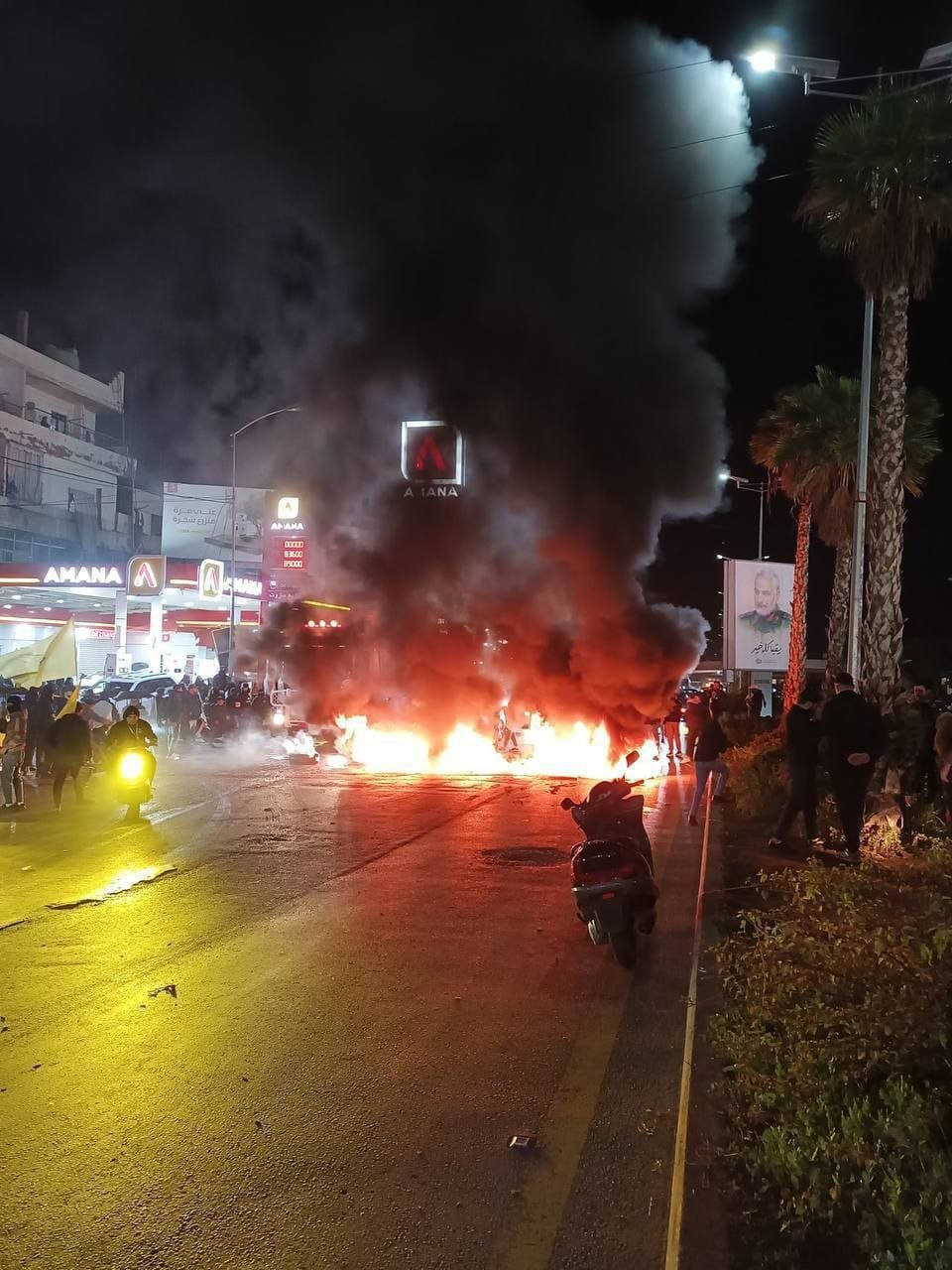 إطلاق النار من قبل القوى الأمنية لتفريق الحشود على طريق المطار