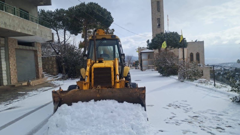 منذ الصباح الباكر آليات اتحاد بلديات جبل الريحان تفتح الطرقات وتسحب العالقين من الثلوج