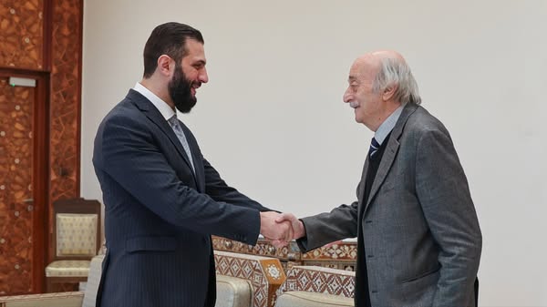 لقطات للقاء جنبلاط مع الشرع في قصر الشعب في دمشق اليوم على خلفية التطورات السورية الأخيرة