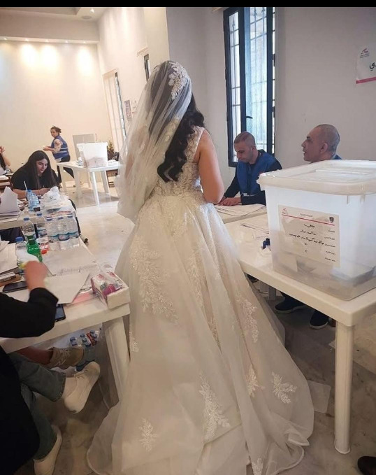 عروس في فستان الزفاف تقترع