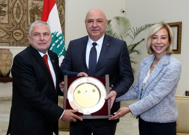 الرئيس عون يُقدّم معاشه للصليب الأحمر: مهما تكلمنا لن نتمكن من أن نفيكم حقكم وحق تعبكم وتضحياتكم