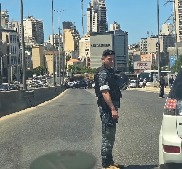 احتجاجات السيارات العمومية تغلق طريق المرفأ
