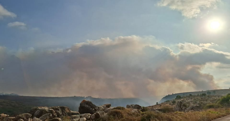اندلاع حريق كبير في عزة جراء الغارات الإسرائيلية