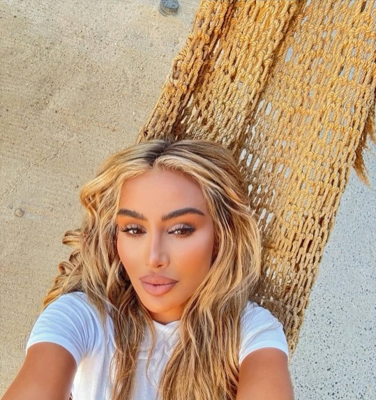 مايا دياب تتألق في الجونة وتتجاوز تمزق الفستان بابتسامة وثقة