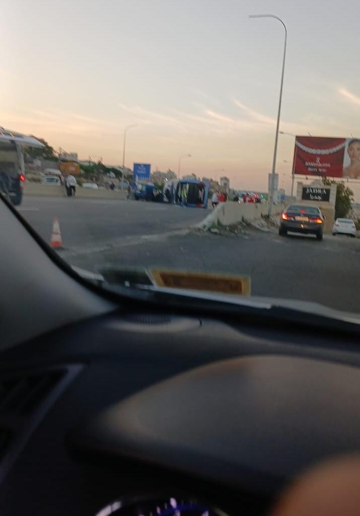 انقلاب حافلة لنقل الركاب على اوتوستراد بيروت باتجاه صيدا مقابل مفرق جدرا