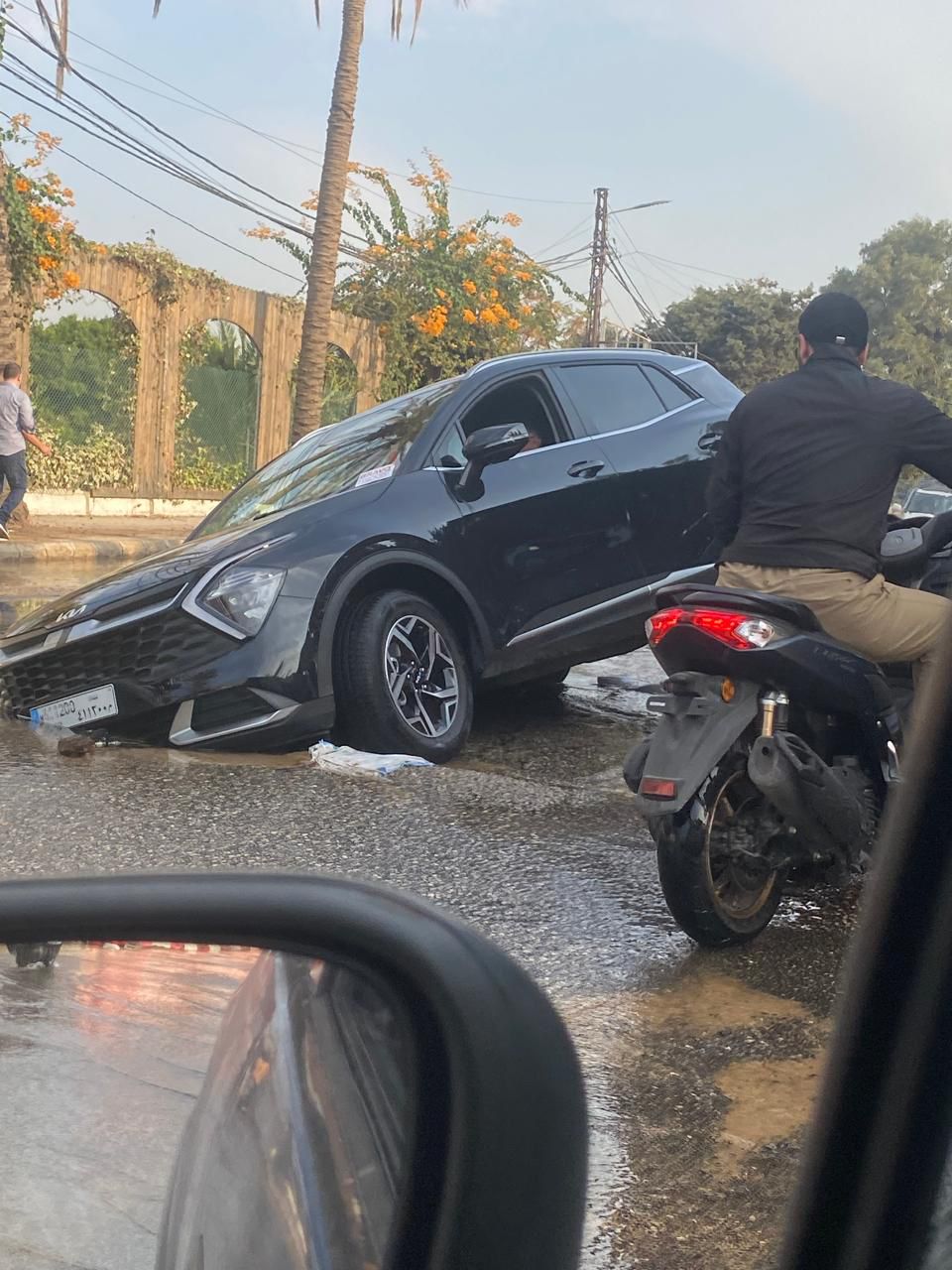 التحكم المروري: انهيار جزئي لطريق خلدة البحرية وتحويل السير الى الطرقات المجاورة