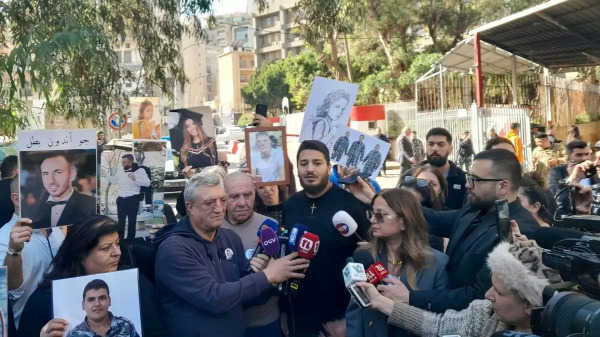 وقفة لأهالي شهداء وضحايا تفجير مرفأ بيروت أمام قصر العدل دعت الى اطلاق يد القاضي البيطار لإصدار القرار الظني