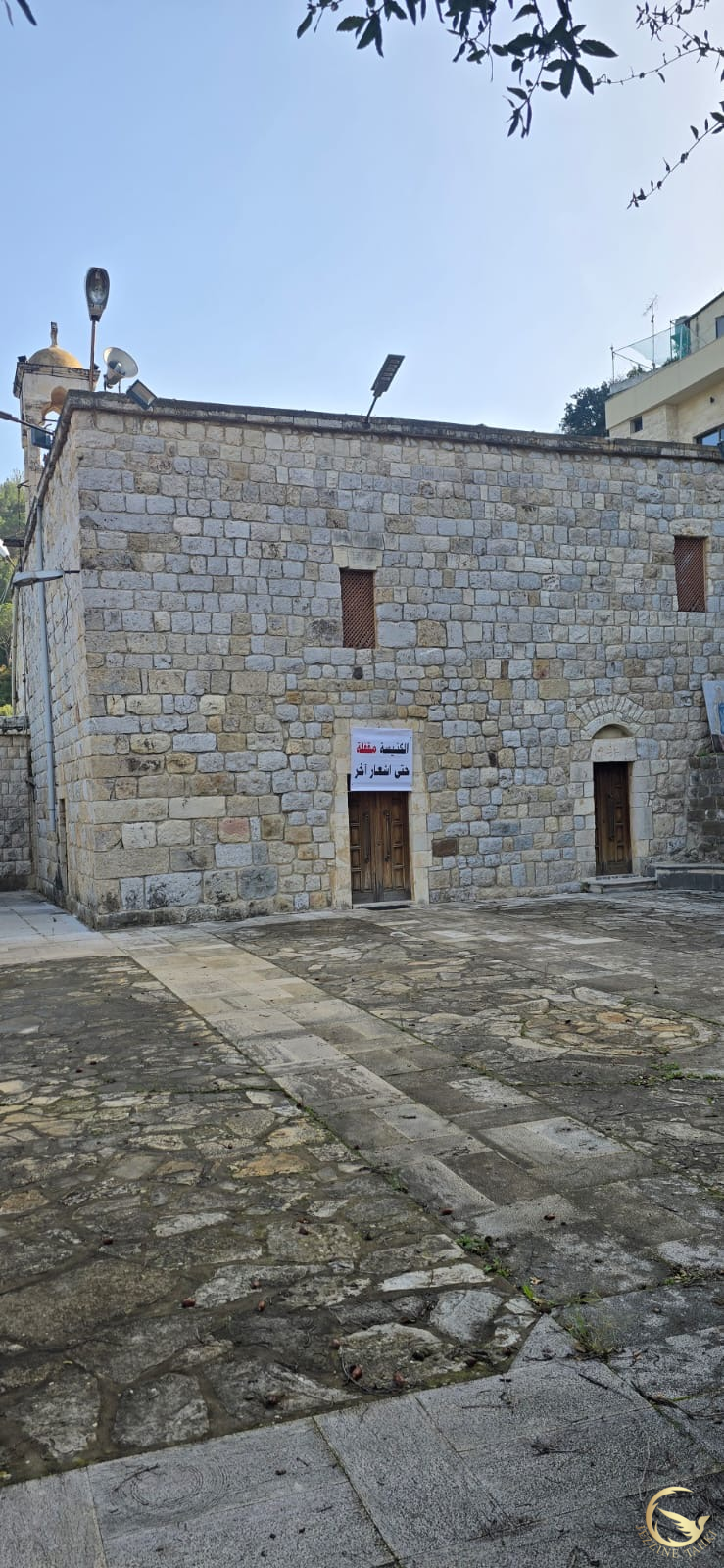 جزين تحكي: اهالي بسري اقفلوا الكنيسة ورفعوا اليافطات رفضا للأب سليم نصار ومطالبين بتغييره