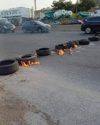 التحكم المروري: قطع الطريق الدولية في محلة قب الياس بالاتجاهين من قبل محتجين وحركة المرور كثيفة في المحلة