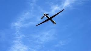 الطيران المسير يحلق على علو منخفض فوق صور