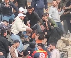 انتشال طفل على قيد الحياة من تحت أنقاض المبنى في طرابلس