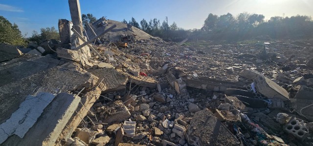 الجيش الاسرائيلي يلقي قنابل على منزل مأهول ليلا في بليدا حتى إخلائه وتفجيره