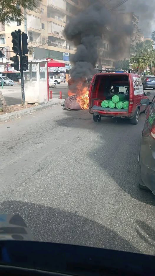 مواطن يحرق دراجته بعد محاولة توقيفه من قوى الأمن في صيدا