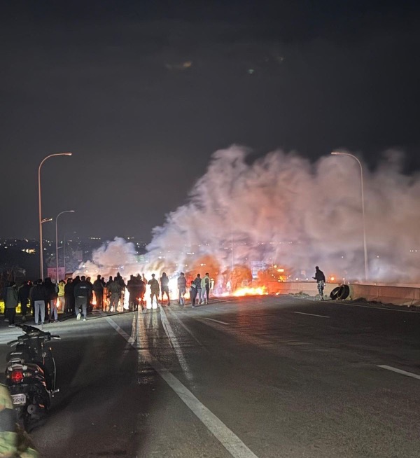 قطع أوتوستراد عدلون بالإطارات المشتعلة