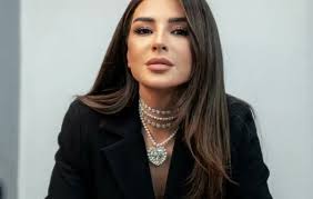 #ماغي_بوغصن: انصدمت صدمة حياتي بهالمشهد... ما كنا عاملين بروفا. وما كنت عارفة انهم جايبين فريق متخصص بالصدمات والحماية لتنفيذ المشهد. وانه فعلاً الشب رح يصطدم بالسيارة بس بطريقة مدروسة.. فما كنت جاهزة وهيك كانت ردة فعلي #بالحرام