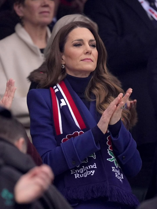 الأميرة كيت تعود إلى الواجهة الملكية بإطلالة تكسر قواعد الموضة