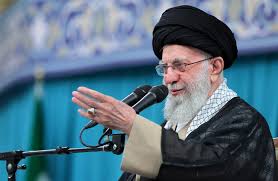 هيئة البث الإسرائيلية: العشرات من المساعدين والمسؤولين الإيرانيين قتلوا مع خامنئي