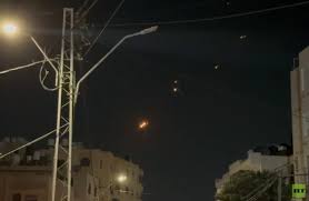 "القناة 12" الإسرائيلية: دوي انفجار هائل في وسط إسرائيل بعد دفعة صاروخية من إيران