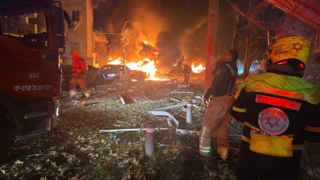 (بالصور)- وسائل إعلام إسرائيلية: الصواريخ الإيرانية أسفرت عن دمار كبير في تل أبيب، فرق الإنقاذ تهرع الى المنطقة