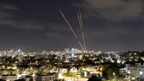 القناة 12 الإسرائيلية: دوي انفجارات في منطقة القدس وشرق رام الله ومنطقة تل أبيب الكبرى