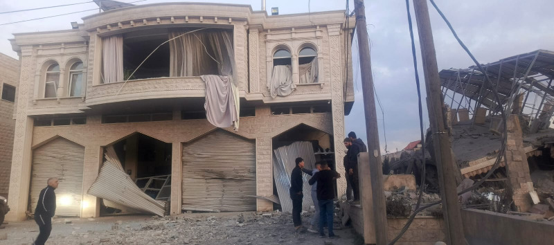 قطع اوتوستراد رياق باتجاه بعلبك من جهة الشرق جراء استهداف القرض الحسن في حوش الغنم واضرار كبيرة في الأبنية المجاورة