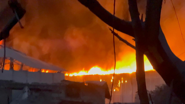 اندلاع حريق في مولد كهرباء وأجهزة طاقة شمسية خلف محيط استهداف صيدا