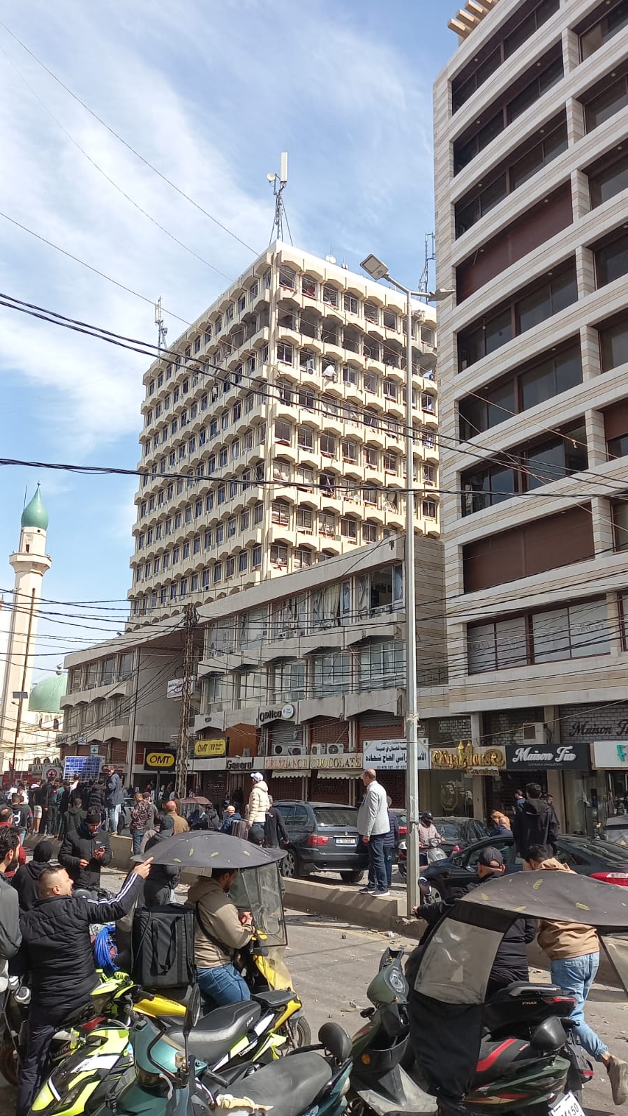 استهداف مبنى المقاصد في صيدا