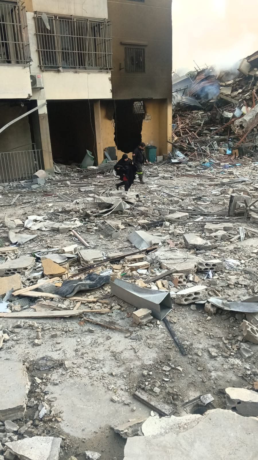 اخراج امرأة من مبنى قصف حوله في الصفير